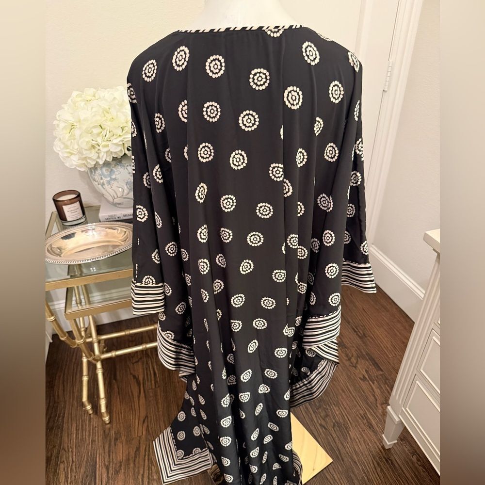 Natori Kaftan
E27 - Picture 4 of 6